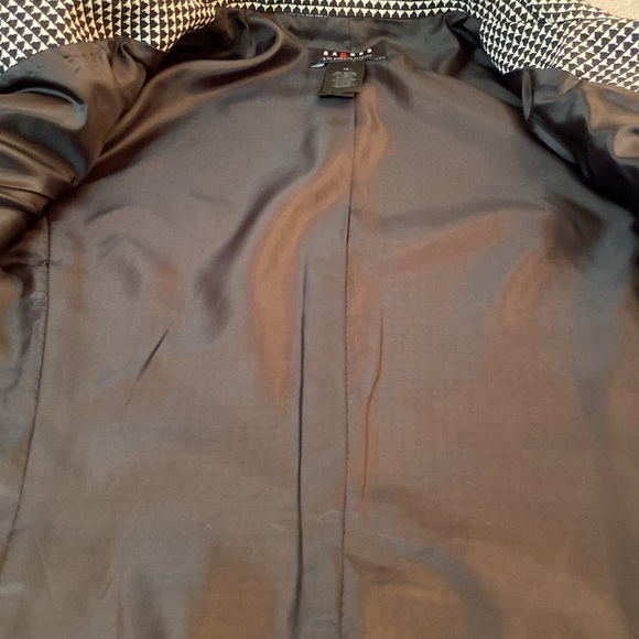 Axcess by Liz Claiborne - fitted cropped blazer. Size 12 - Picture 9 of 9